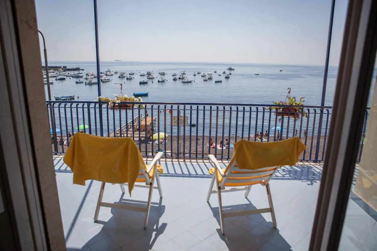 Un Tuffo Nella Baia Di Capomulini Bed and Breakfast Acireale
